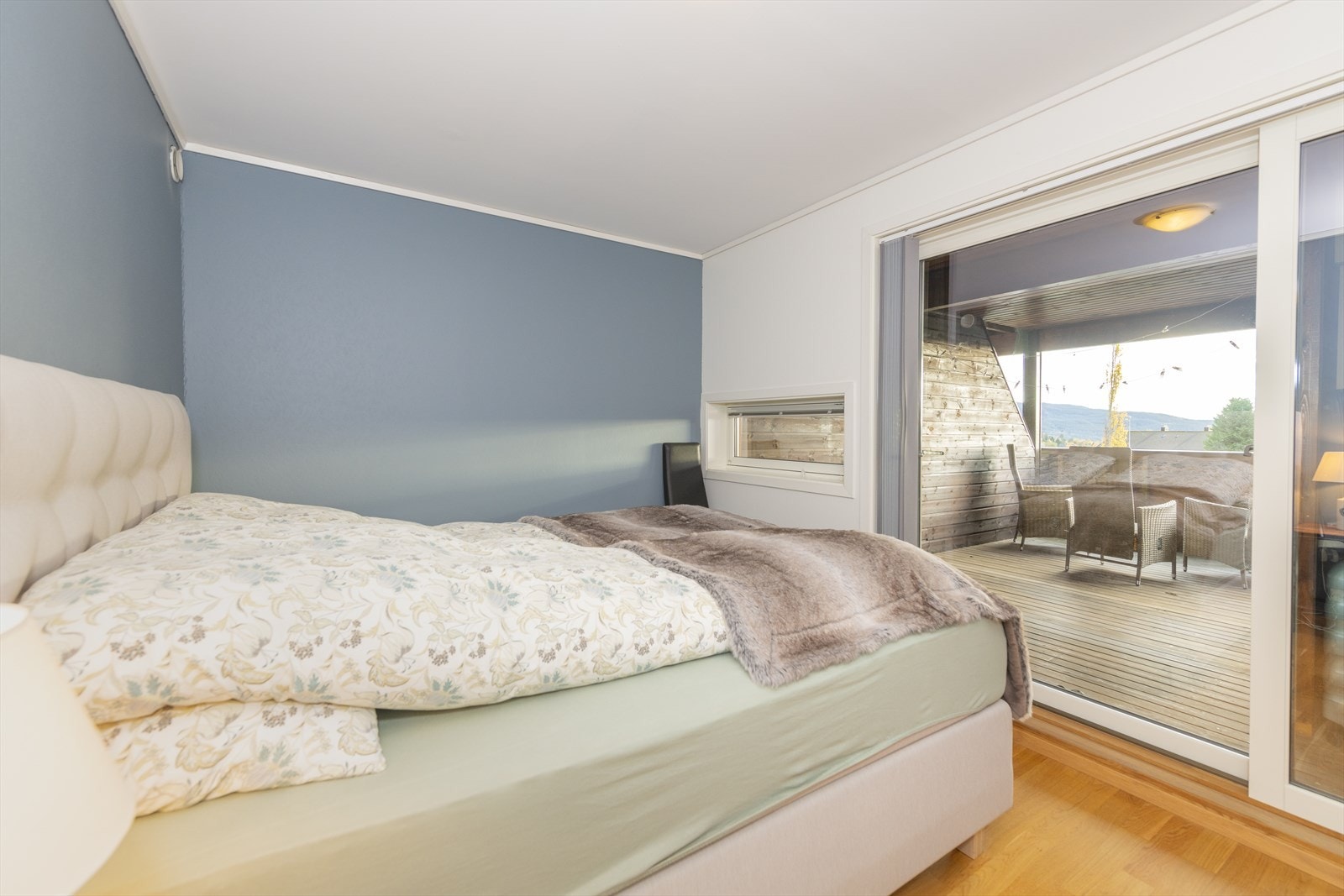 Her har du direkte tilgang til balkongen i 2. etasje, noe som gir en sømløs overgang mellom inne og uteområdet. Galleribilde