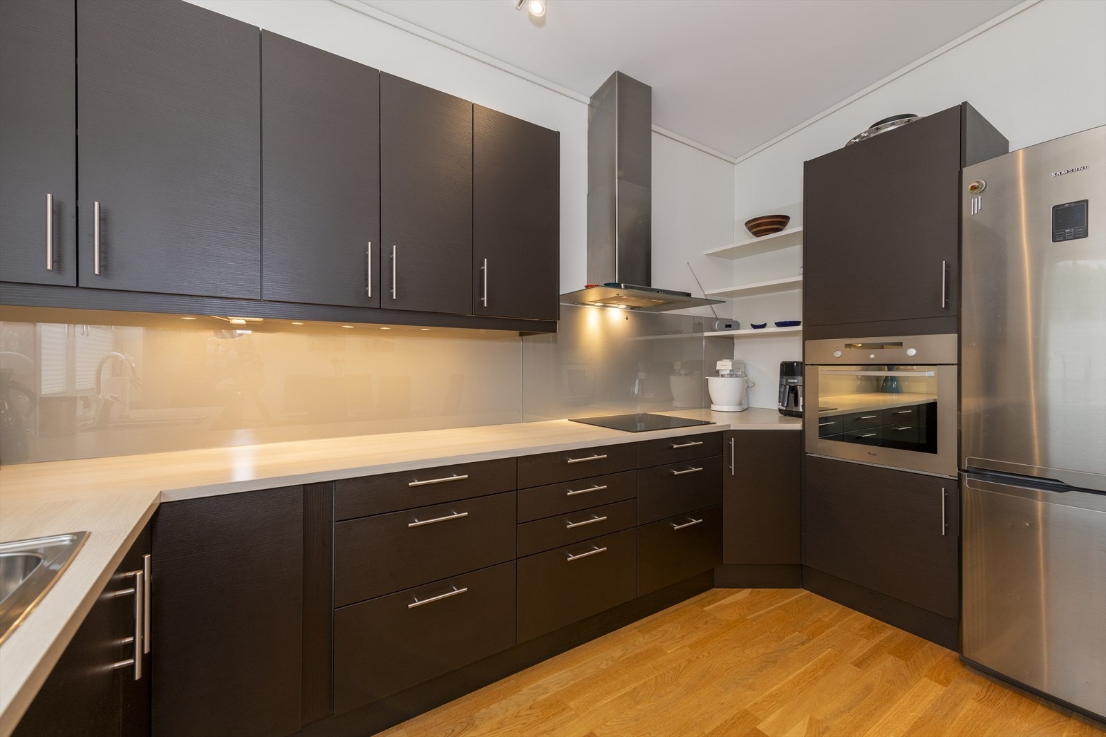 Stilrent kjøkken med integrerte hvitevarer. Galleribilde