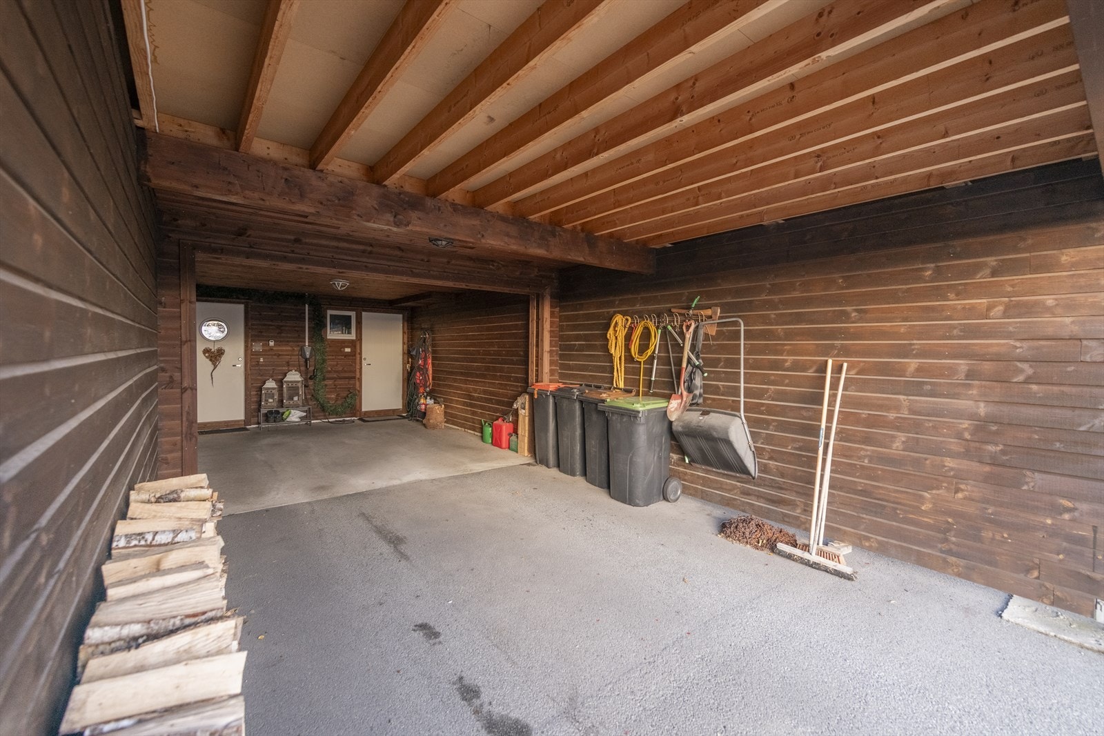 Velkommen inn i carporten og inngangsdøren til selve leiligheten. Galleribilde