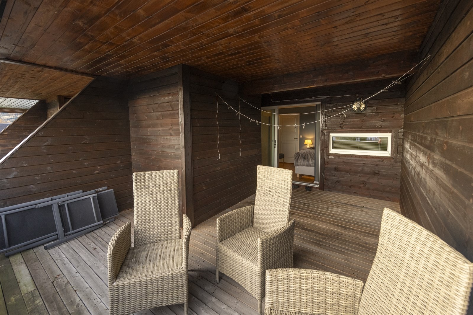 Balkongen i 2. etasje er under tak, her får du et trivelig sted for å nyte frisk luft, selv når regnet faller ned. Galleribilde