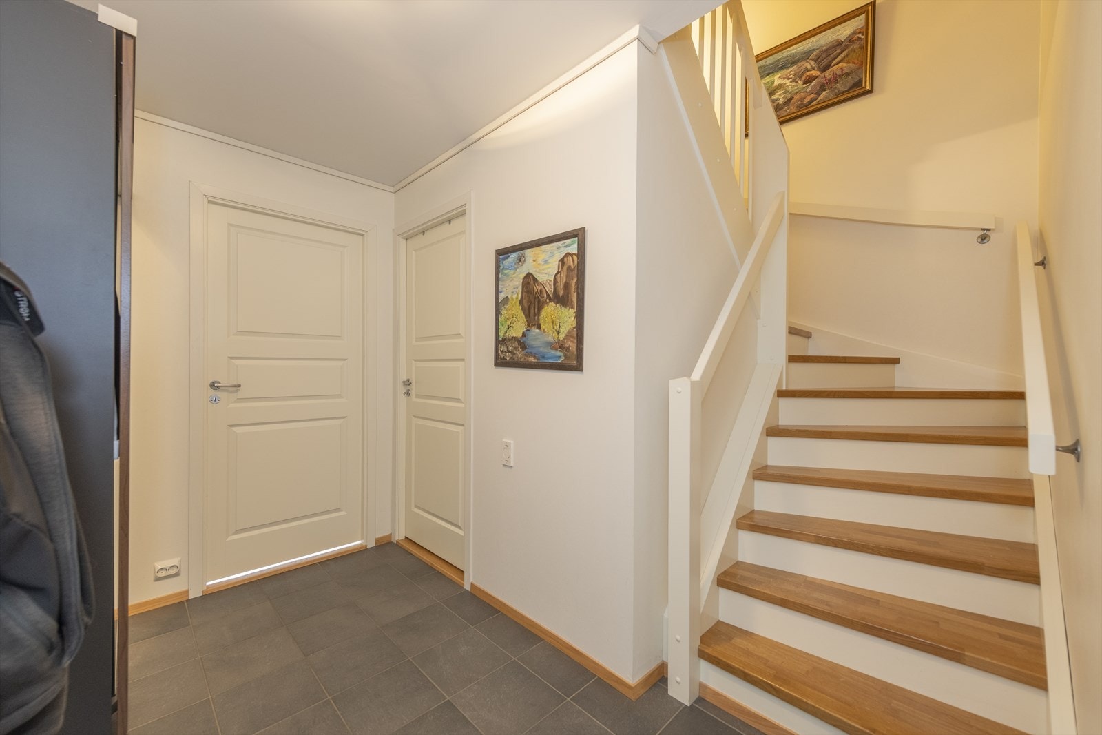 Du kommer inn i gangen og finner trappeoppgangen til de andre etasjene. Sentralstøvsuger i alle etasjene. Galleribilde