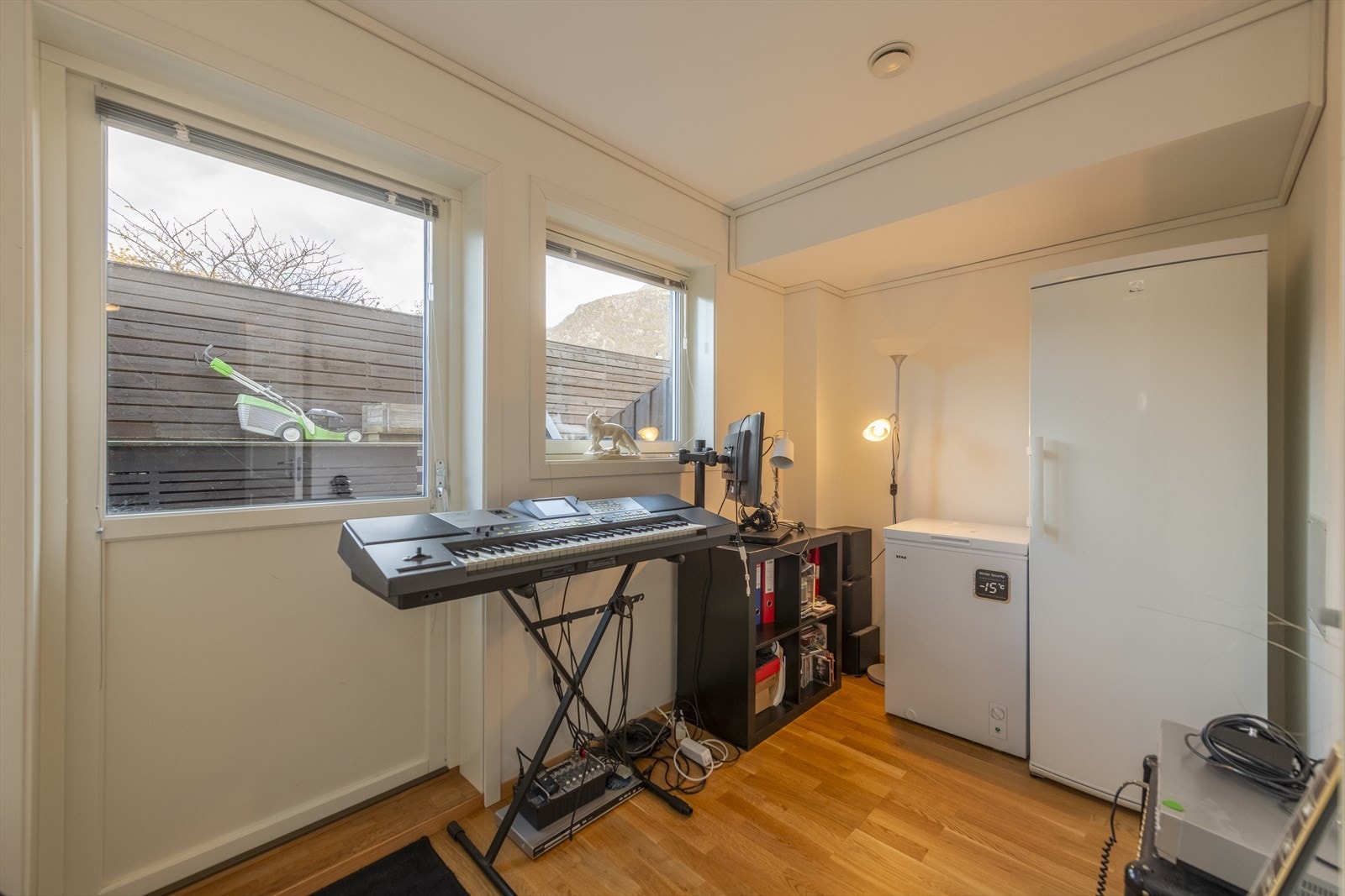 Soverom med utgang til den nordøstvendte terrassen, perfekt som hjemmekontor, treningsrom eller atelier. Galleribilde