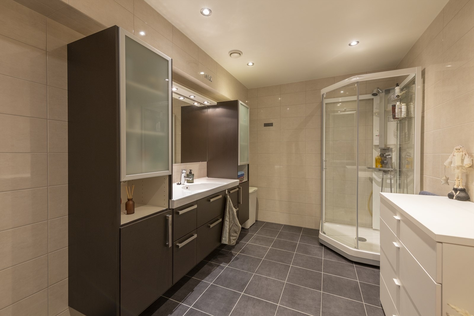 Badet er flislagt på gulvet og veggene. Galleribilde