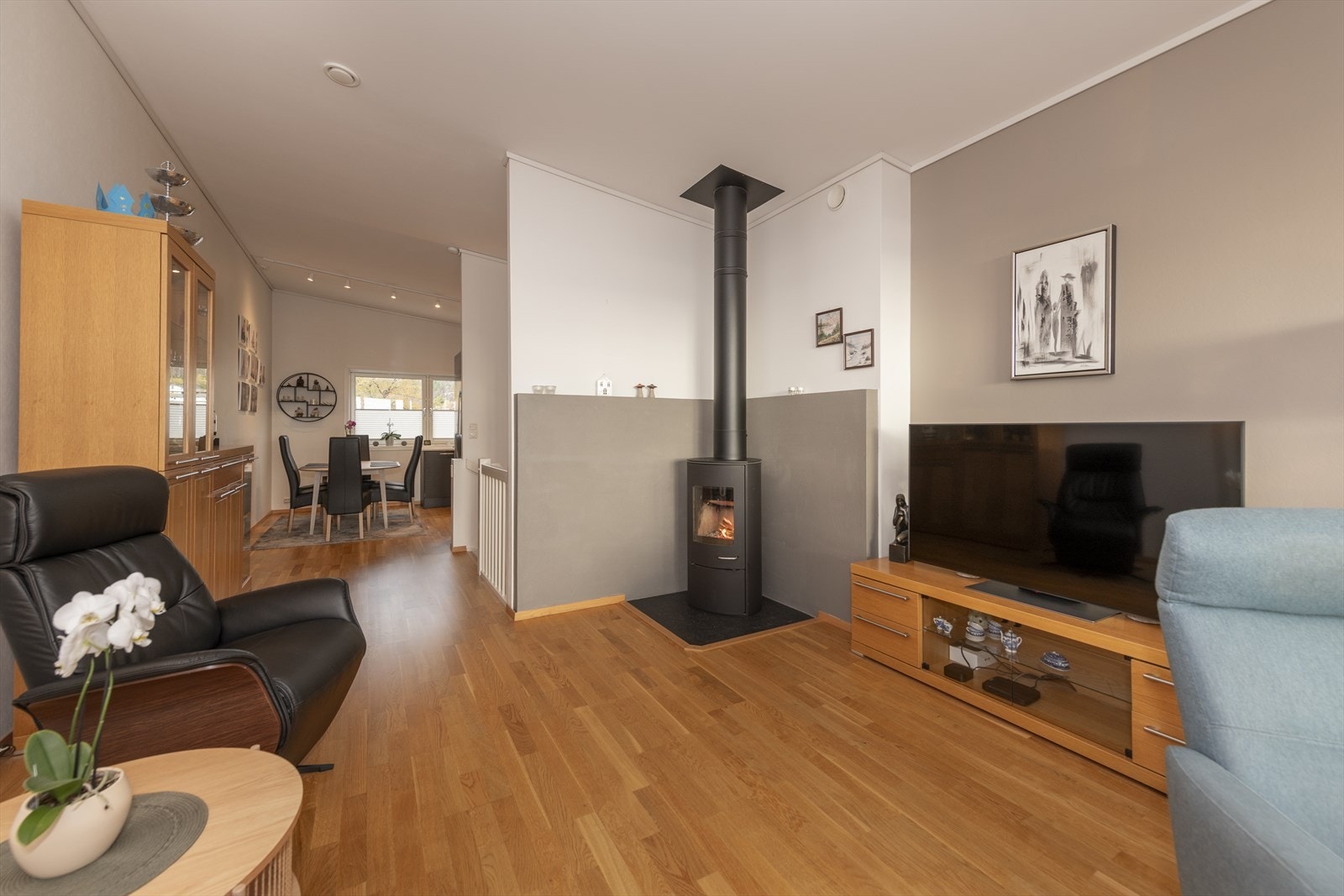 Åpen og hyggelig løsning mellom kjøkken og stue med peis. Galleribilde