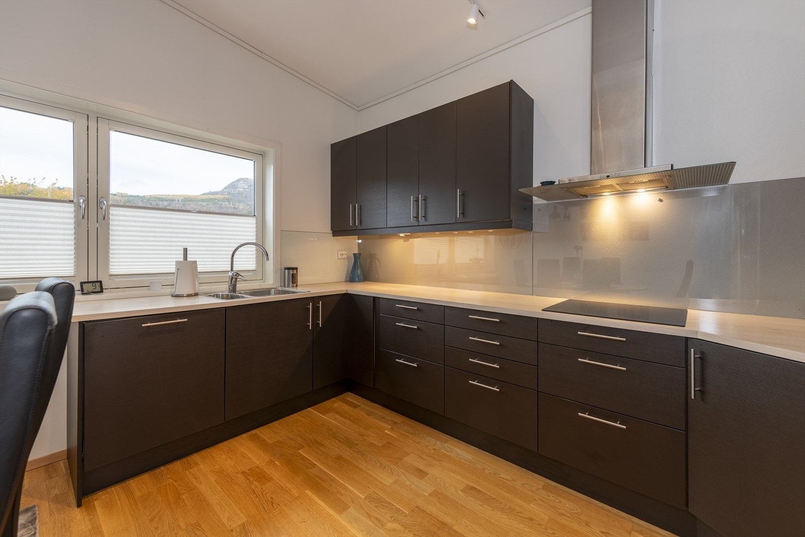 Kjøkken med god benkplass og oppbevaringsmuligheter, perfekt for matlaging og samvær. Galleribilde