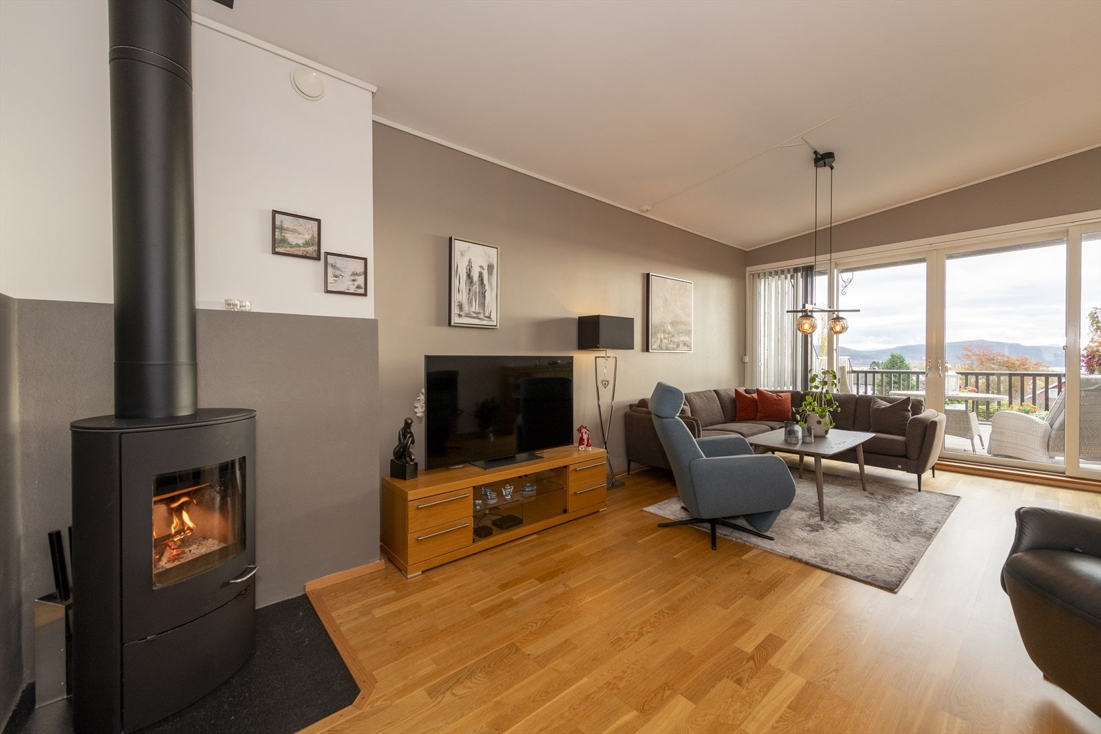 Du møter en romslig og innbydende stue med peis og direkte tilgang til balkongen. Galleribilde