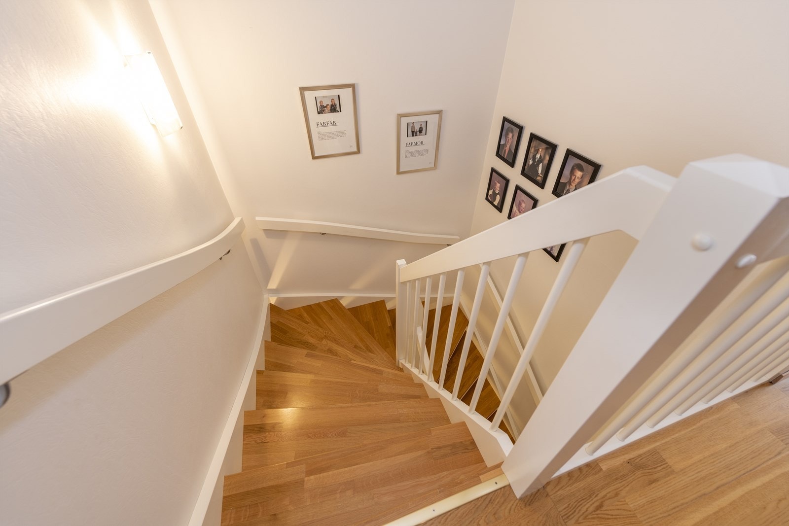 Trappenedgang fra 3. etasje til 2. etasje. Galleribilde