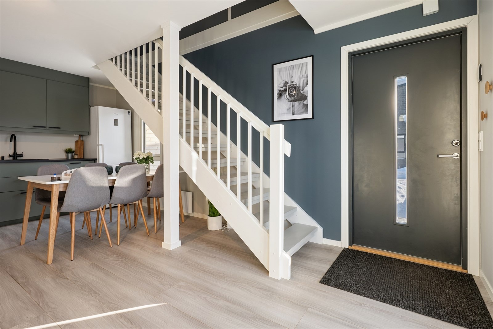 Boligen går over to etasjer med et moderne bad, soverom og åpen kjøkken-/spisestue i 1. etasje. Galleribilde