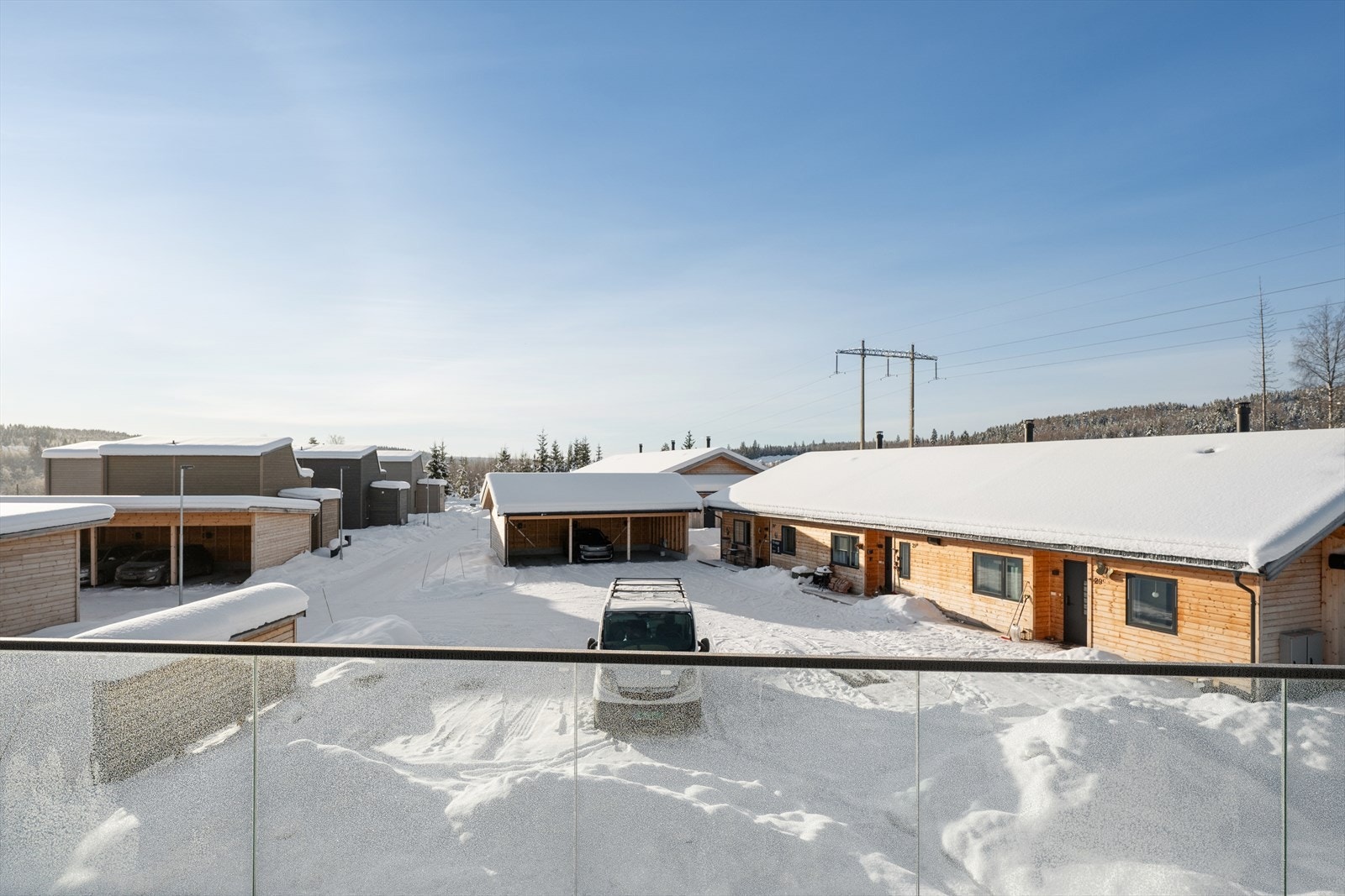 Boligen ligger spesielt gunstig til _ skjermet i andre rekke fra veien og med umiddelbar nærhet til skogen. Galleribilde