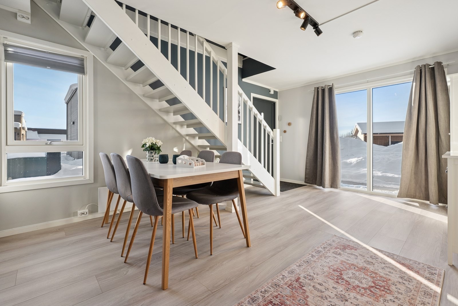 Boligen fremstår som moderne og godt ivaretatt, med gjennomtenkte løsninger, tidsriktige farger og praktisk innredning. Galleribilde