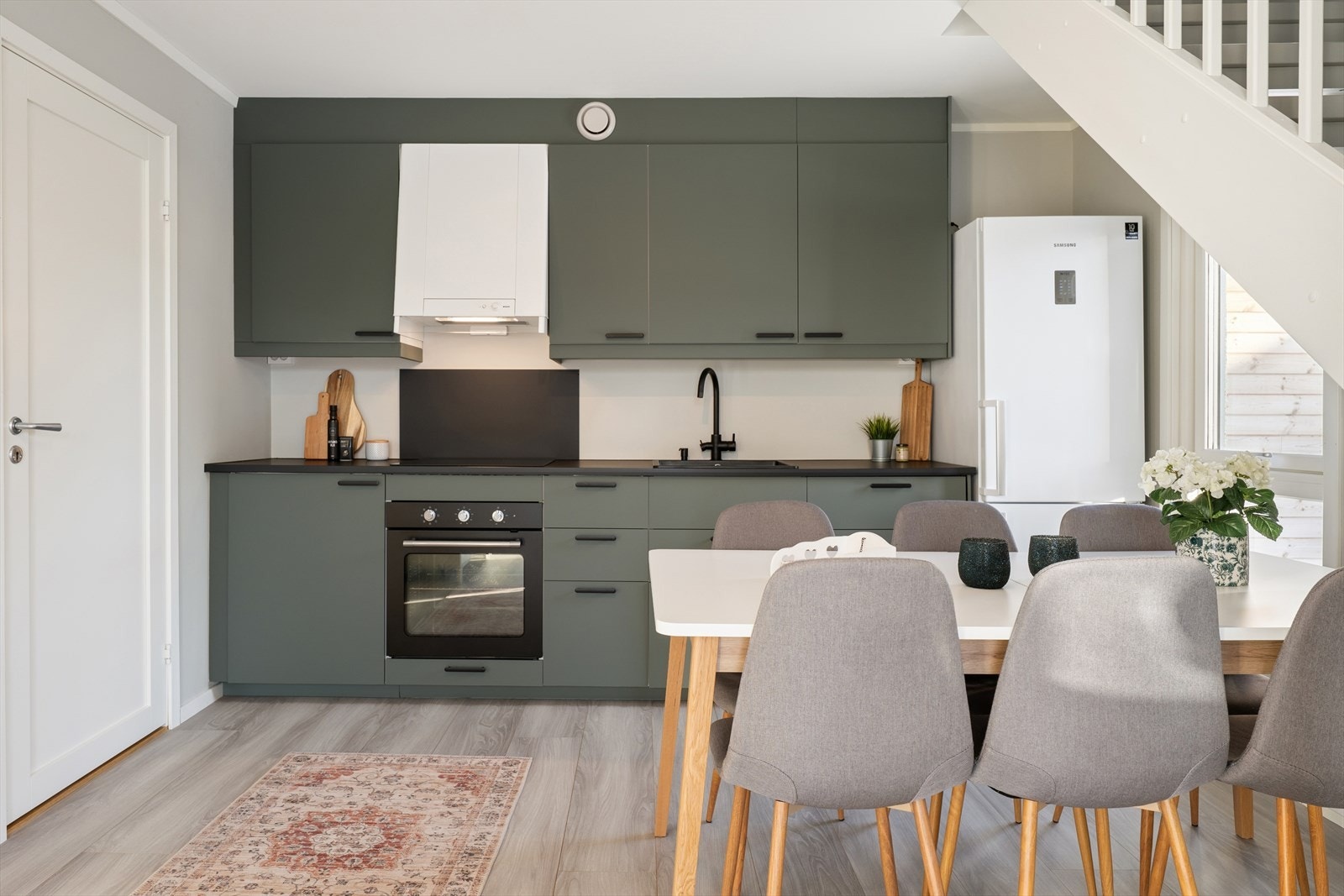 Innredningen består av laminerte skrog og glatte fronter, kombinert med laminert benkeplate og nedfelt kjøkkenkum. Galleribilde