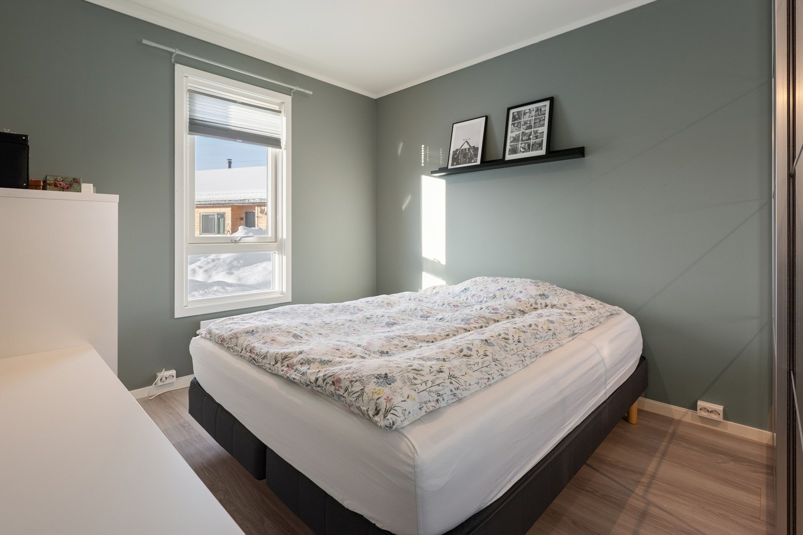 Boligen har to gode soverom. Hovedsoverommet har garderobeskap som medfølger. Galleribilde