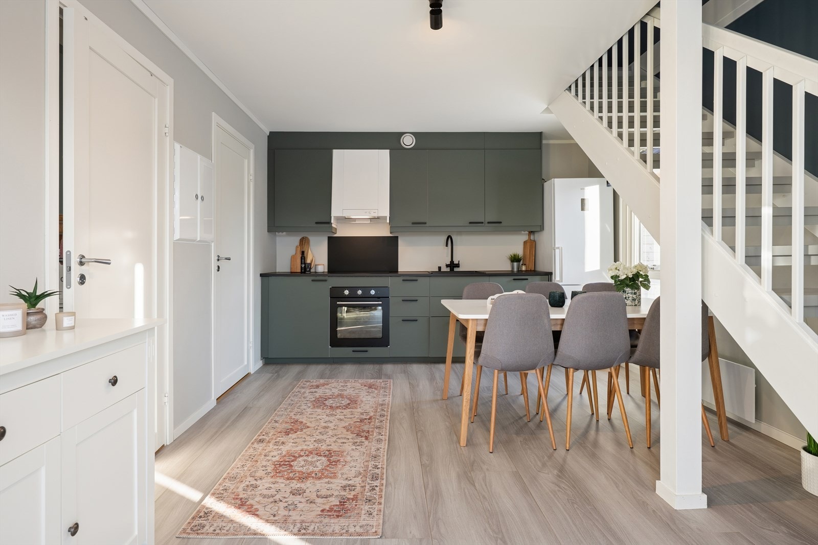 Kjøkkenet i en moderne grønn nyanse skaper et friskt uttrykk og gir rommet et delikat og gjennomført design. Galleribilde