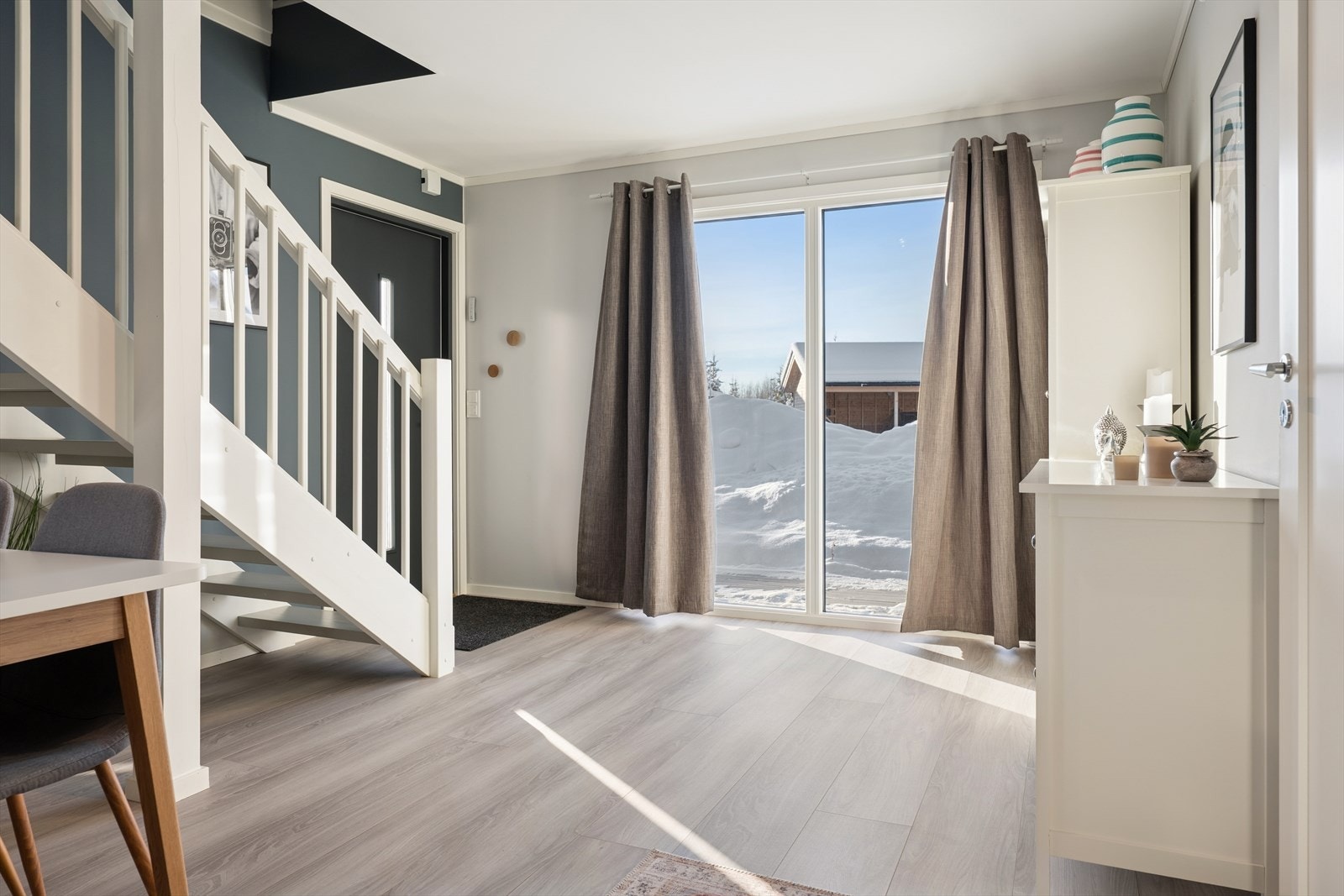 Det er montert utvendige screens fra Scandic både oppe og nede på de store vinduene. Galleribilde