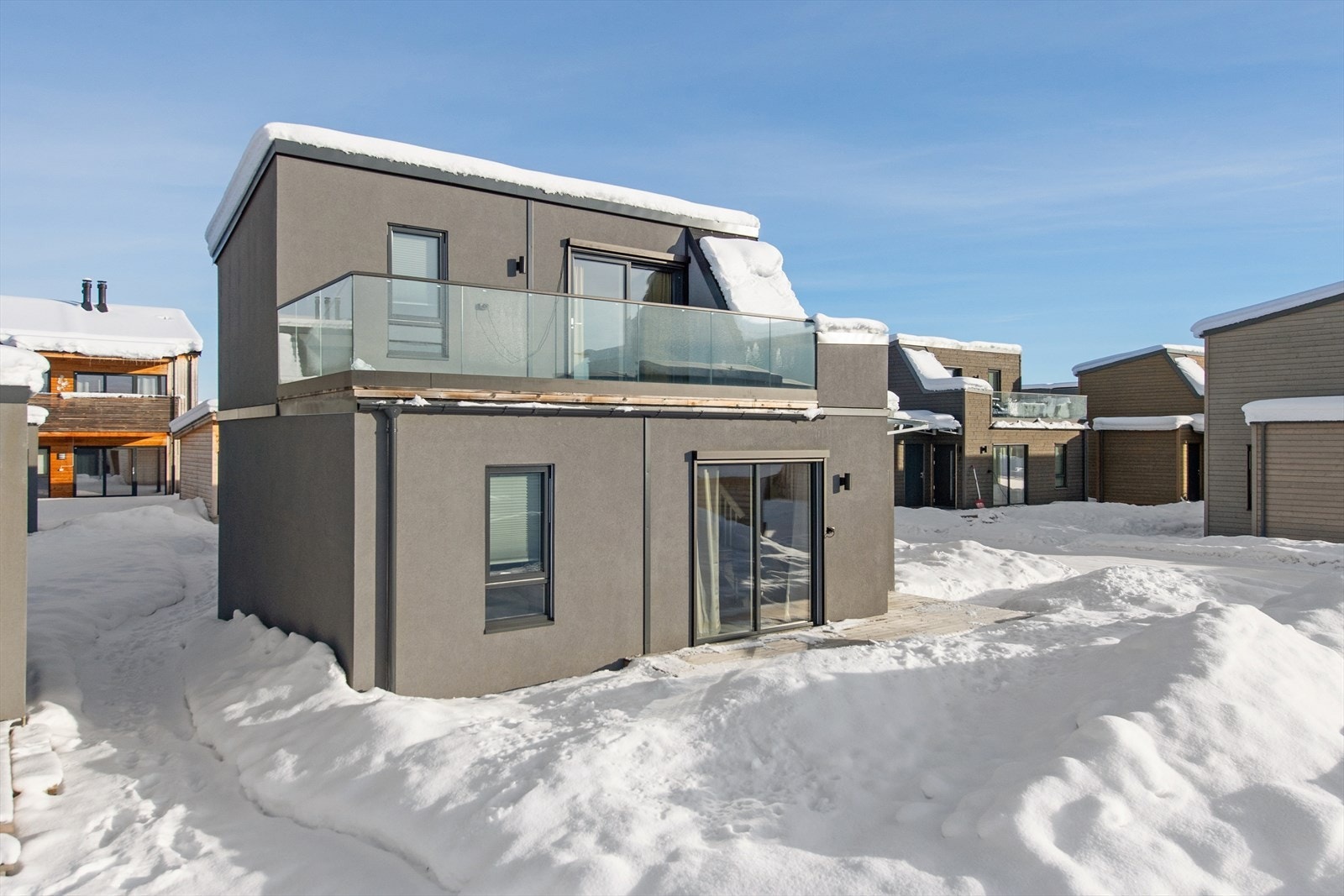 Her får du et hjem som kombinerer smarte løsninger, gode materialvalg og moderne fargevalg. Galleribilde