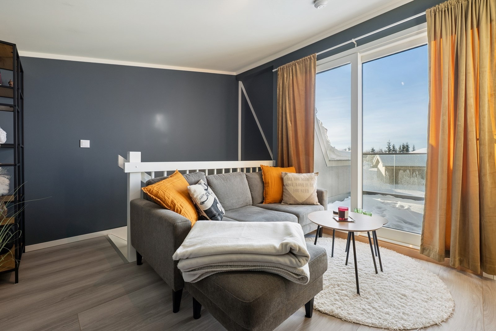 Fra stuen er det utgang til en balkong vendt mot sør. Galleribilde