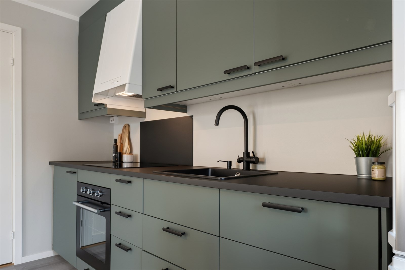 Det er integrert stekeovn, koketopp og oppvaskmaskin som medfølger, det er plass til frittstående kjøleskap. Galleribilde