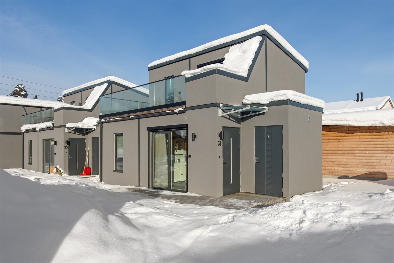 Prøvenlia 31 er et moderne og lettstelt minihus fra 2022 over to plan - attraktiv beliggenhet, carport og to boder. Galleribilde