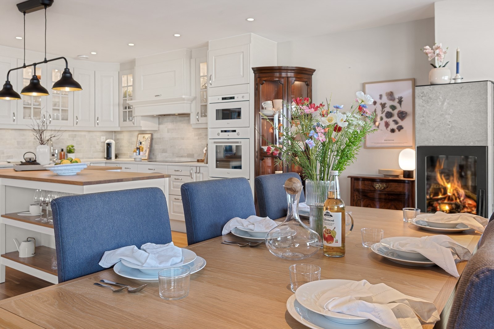 Åpen planløsning gir direkte forbindelse mellom kjøkken og spiseplass. Galleribilde