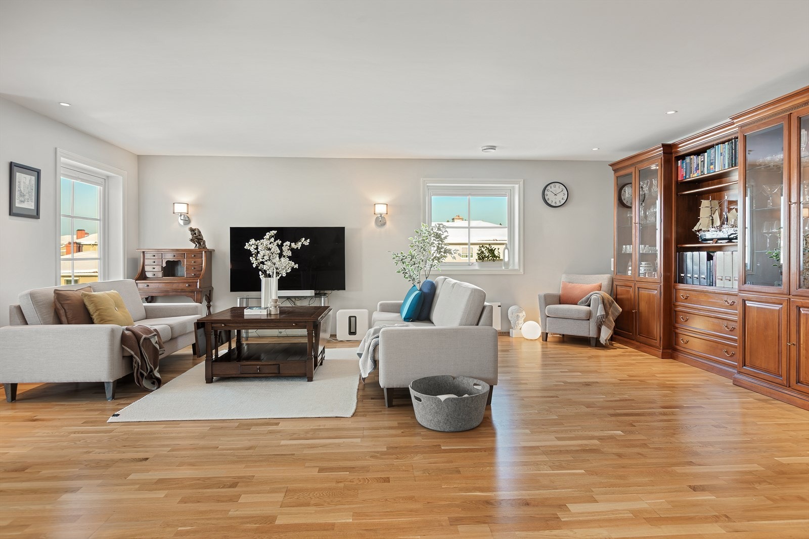 Stuen er romslig og har mange innredningsmuligheter. Tilsvarende leiligheter har også et tredje soverom fradelt høyre del av denne stuen. Galleribilde