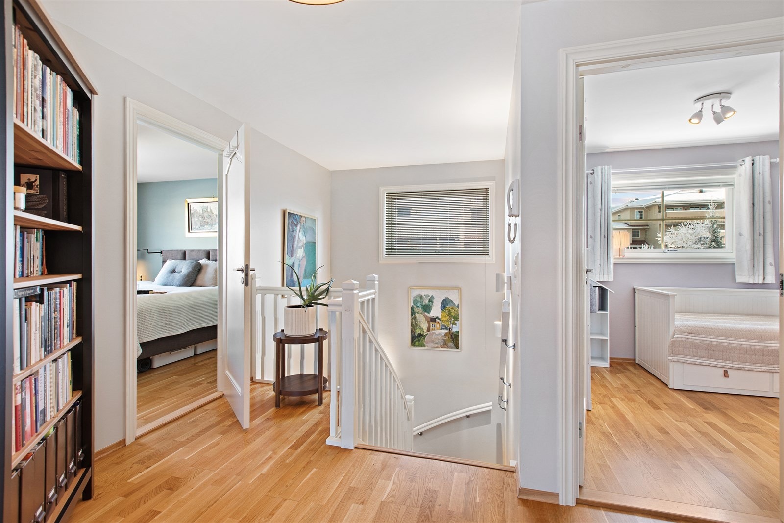 Soverommene har inngang fra hver sin side av hallen, praktisk og usjenert. Galleribilde