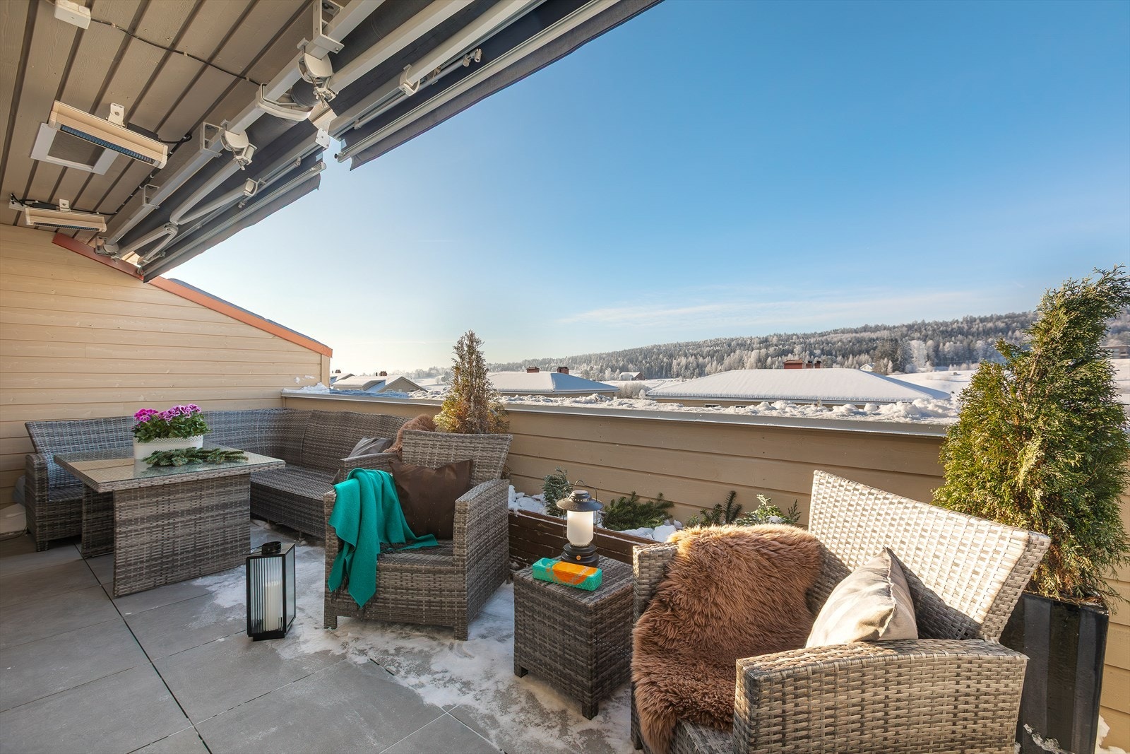 Balkongen er utstyrt med markise som gir fleksibel solskjerming og komfort. Det er montert varmelamper ute og alle vinduene i stuen(og trappegang)har solskjerming med screens. Galleribilde