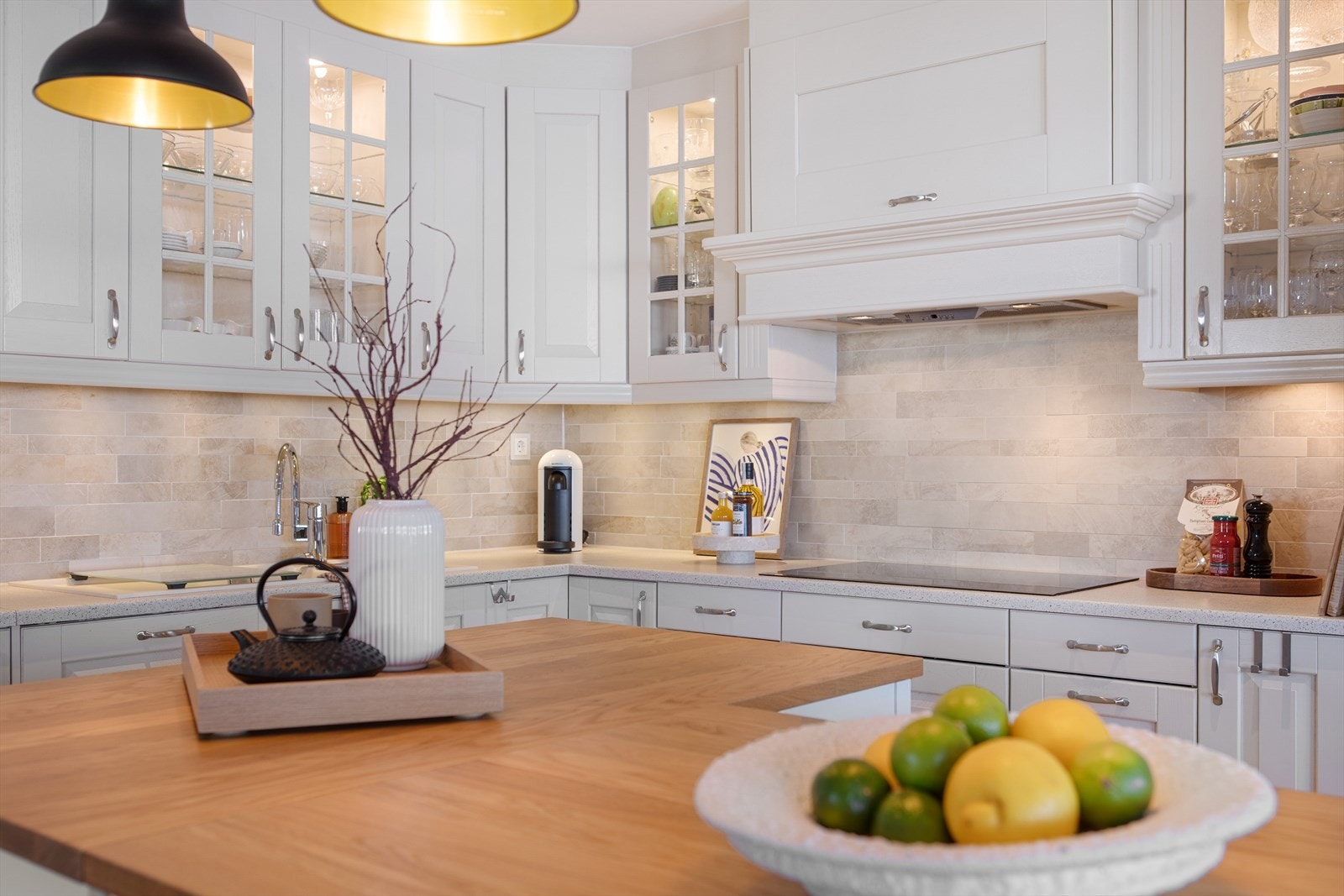 Kjøkkenøyen har mange bruksmåter, og lar seg enkelt dekorere for en hyggelig, hjemmekoselig stil. Galleribilde