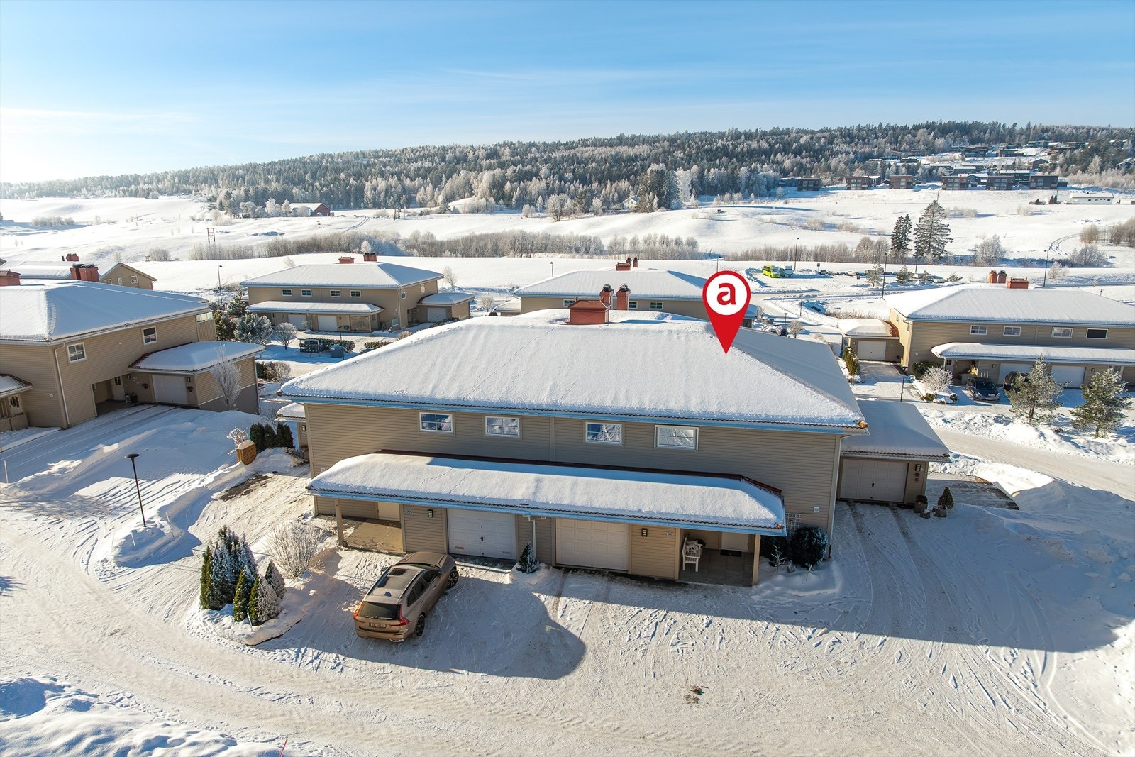 Boligen har en integrert garasje og biloppstillingsplasser tilgjengelig rett foran huset. Galleribilde