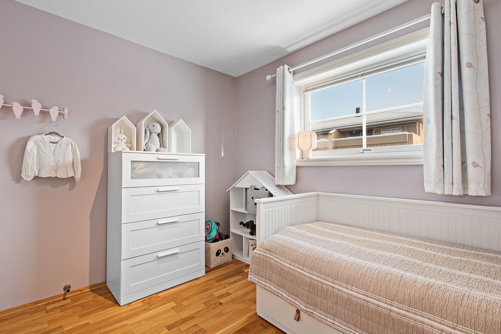 Dette rommet kan fint være både gjesterom, barnerom eller hjemmekontor, alt etter som hva man ønsker. Galleribilde