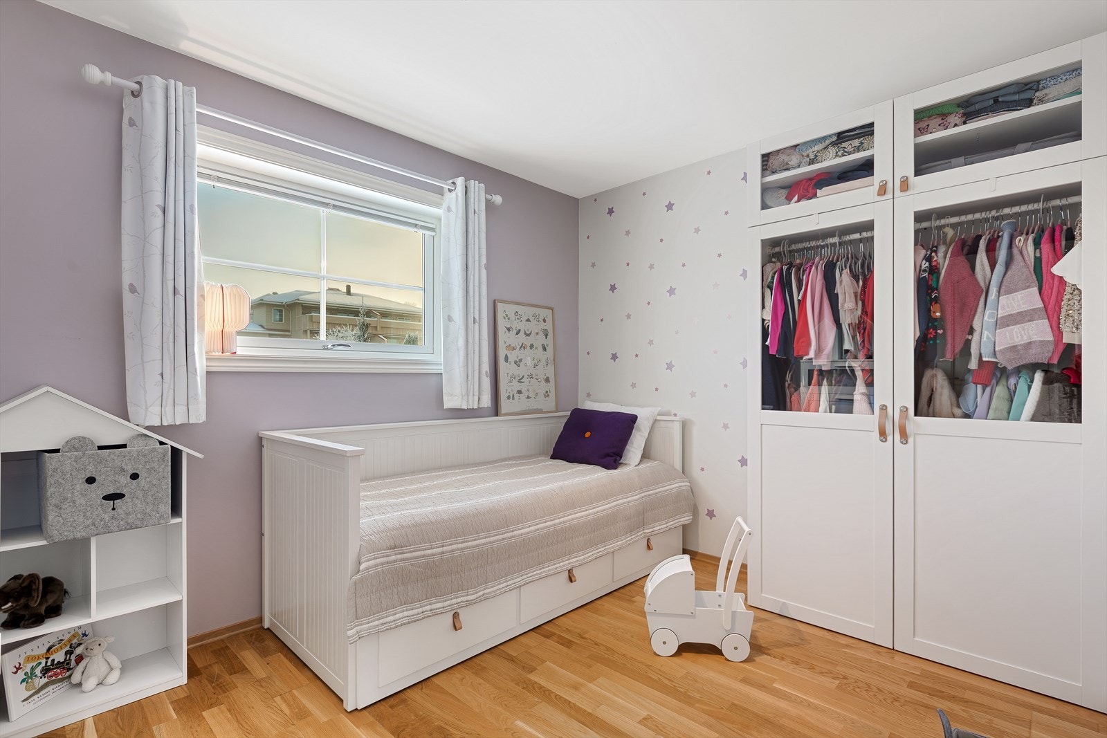 Barnerommet har praktisk oppbevaring med garderobeskap og har et godt areal for både skolearbeid og lek. Galleribilde