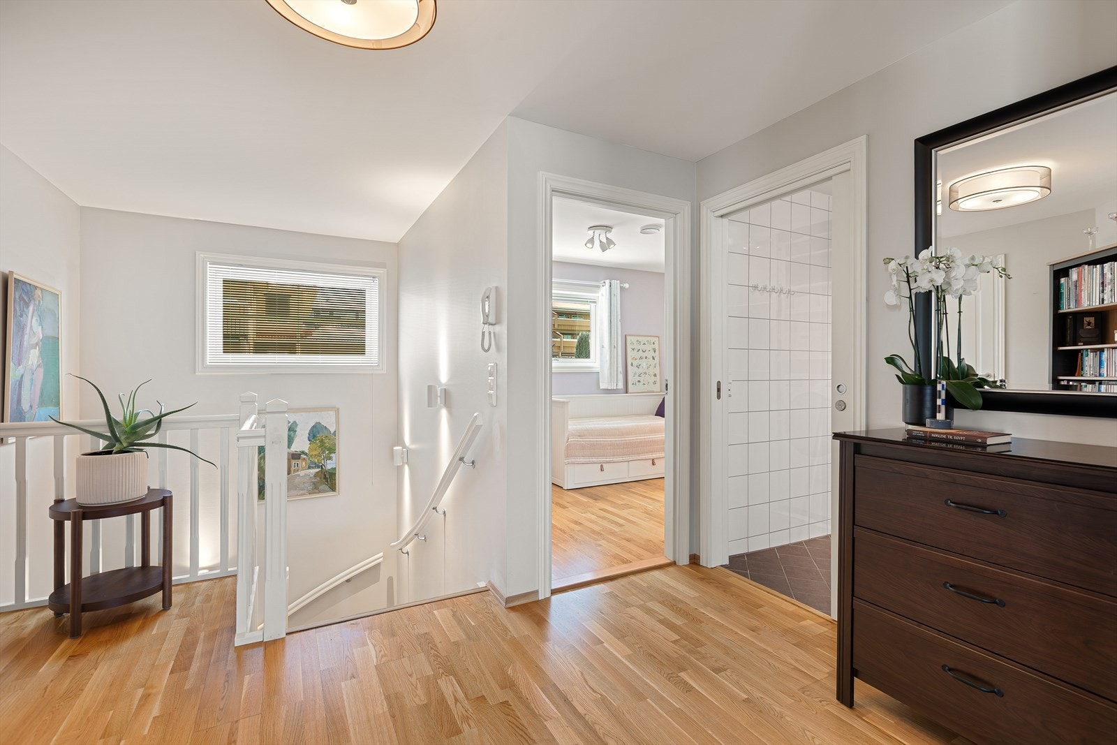 Lys og innbydende hall/gang som knytter alle tilstøtende rom sammen på en praktisk og fin måte. Galleribilde