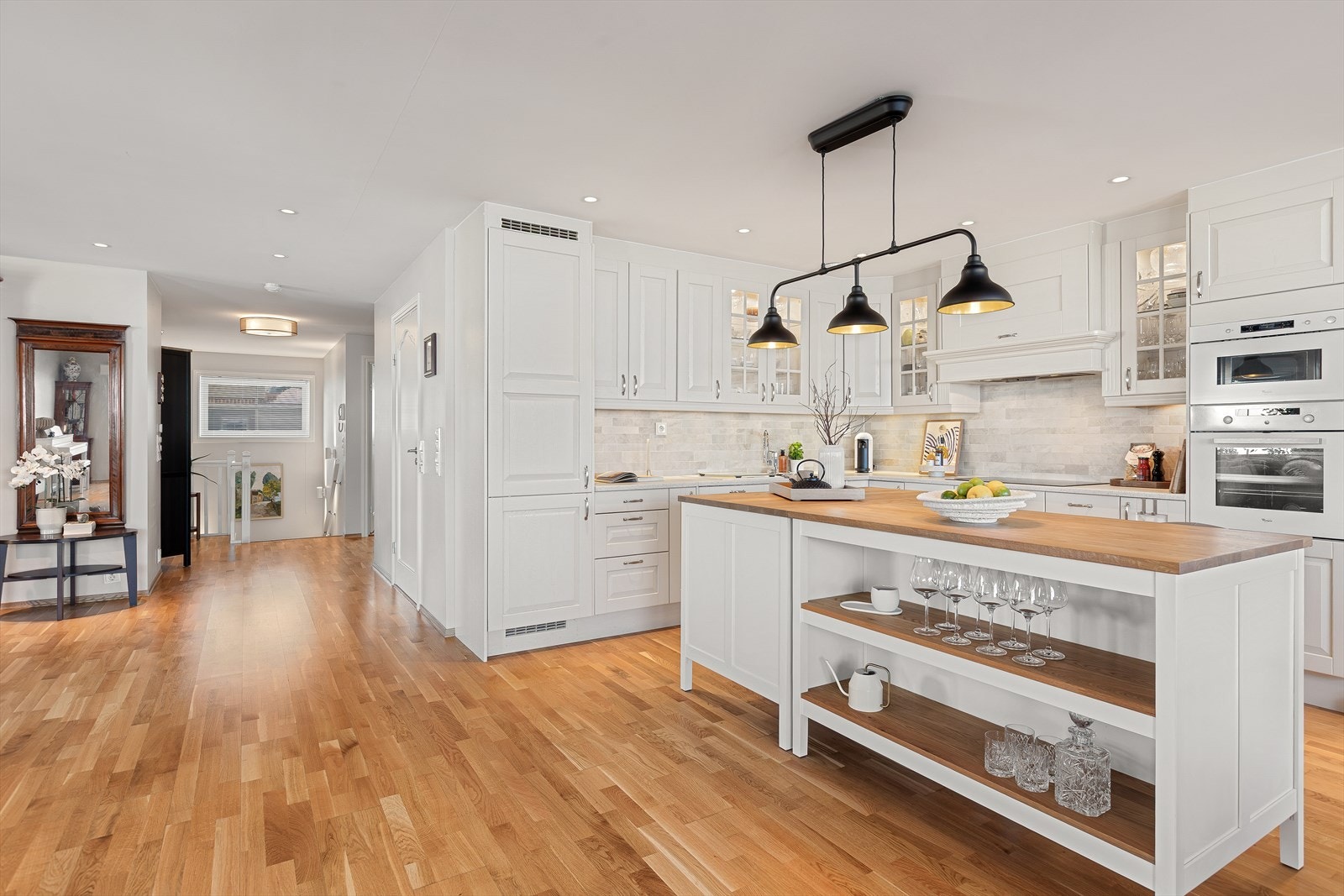 Kjøkkenet har en stor frittstående kjøkkenøy, som er fin samlingsplass i hverdagen. Galleribilde