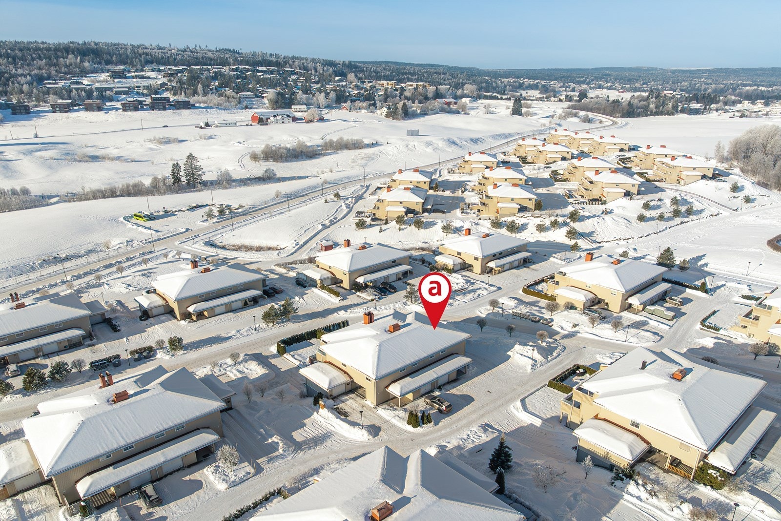 Utsyn mot et variert landskap gir en vakker panoramautsikt fra boligen. Galleribilde