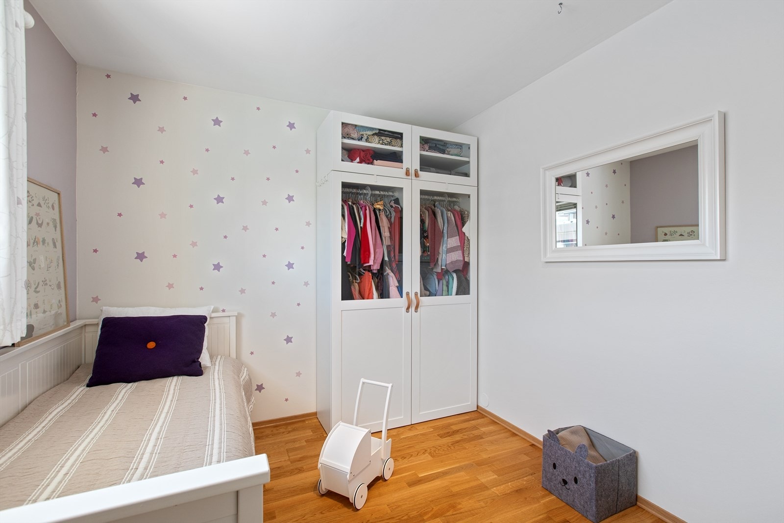 Rommet har fint plass til både enkelseng og garderobeskap/kommoder. Galleribilde