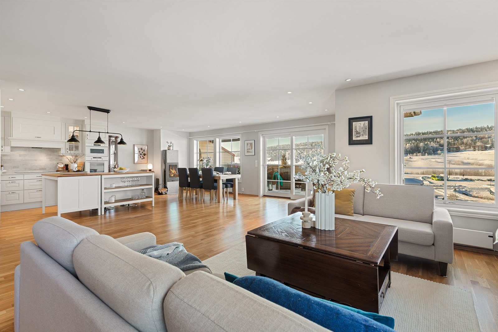 Velkommen til Nystulia 98! En innbydende og moderne leilighet med godt lysinnslipp og gjennomgående, god standard. Galleribilde