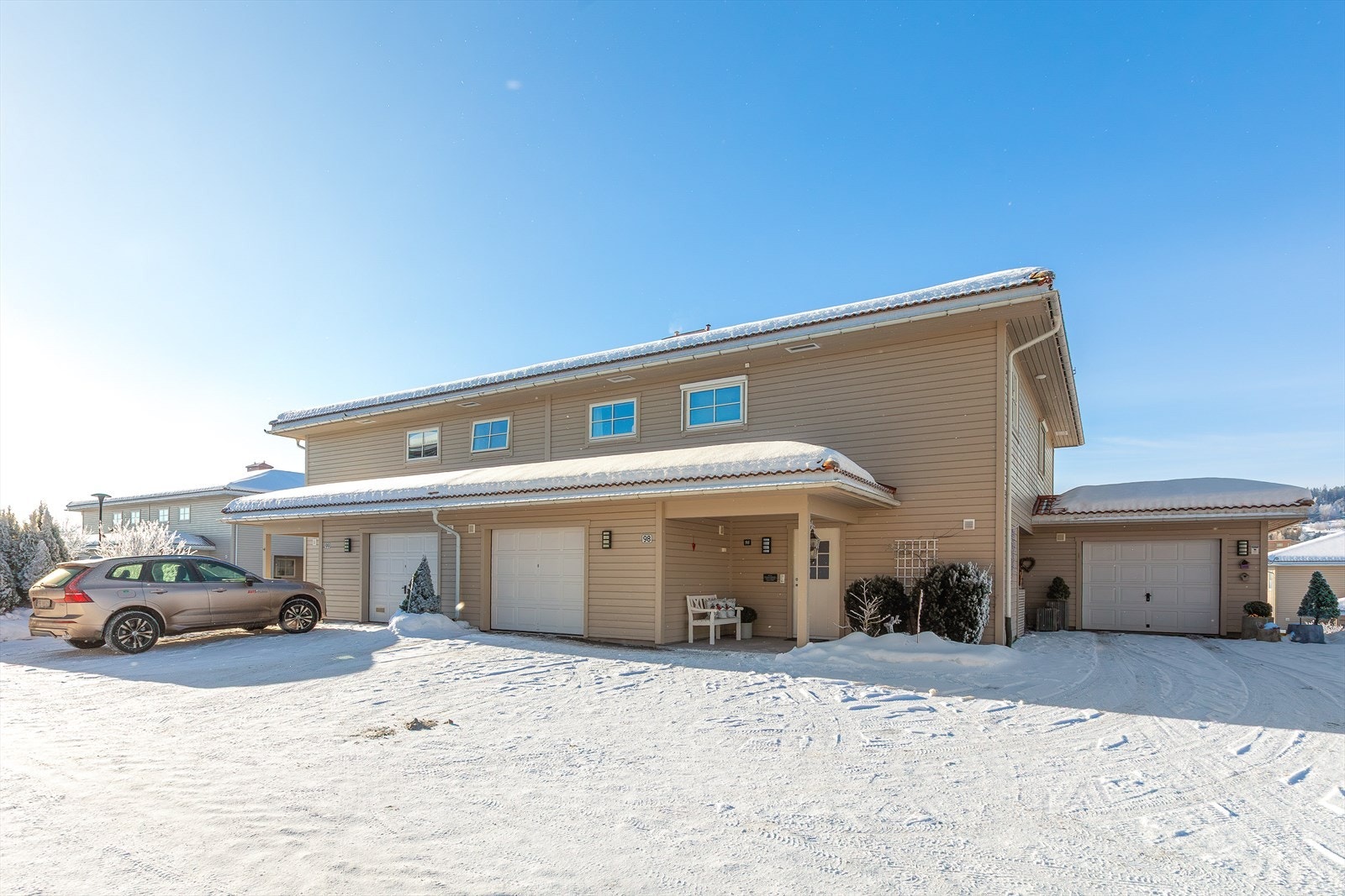 Garasjen er på 21 kvm og har en leddet garasjeport og plass til lagringsreoler og annen oppbevaring. Galleribilde