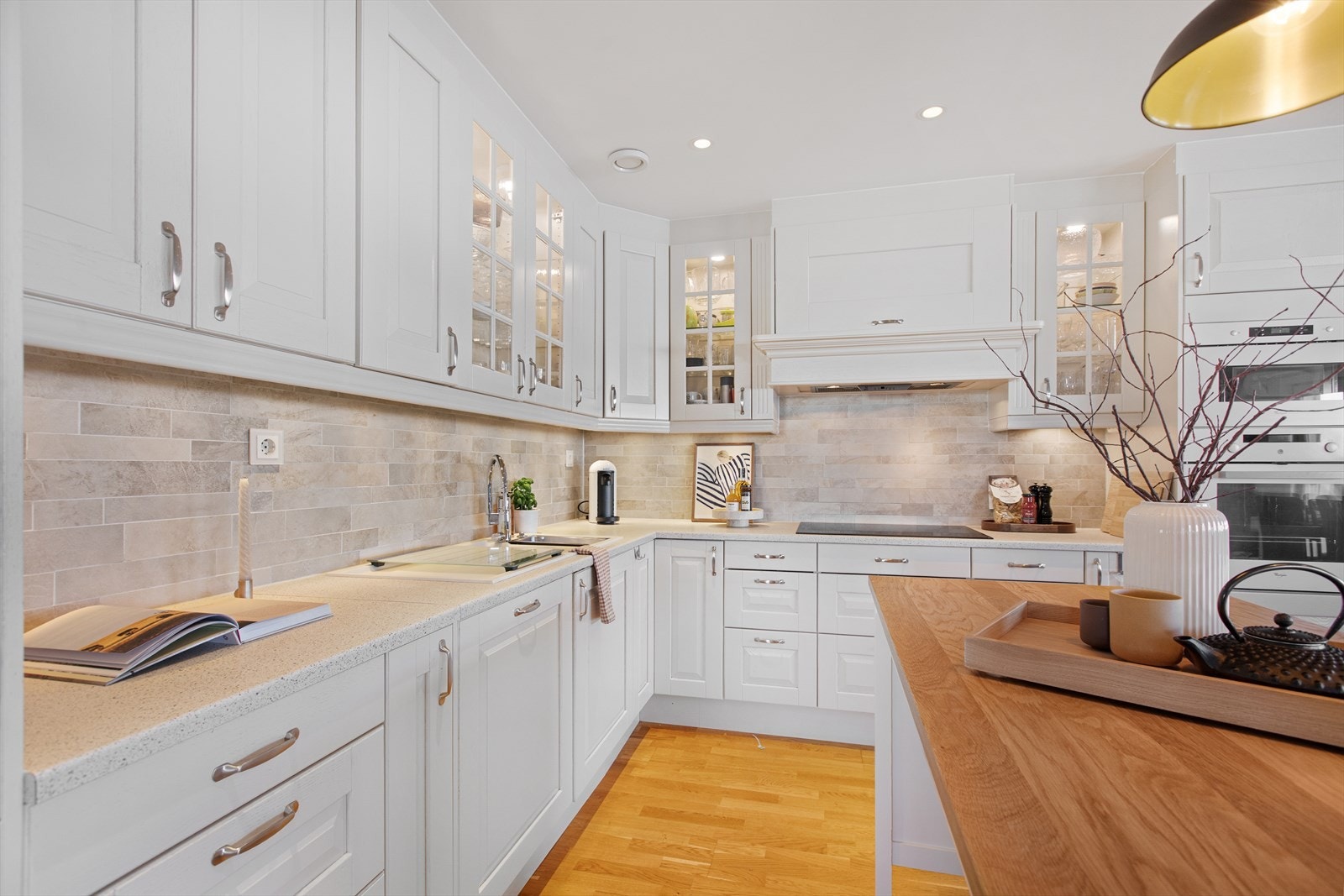 Kjøkkenet har godt med skapbelysning og også praktiske downlight for godt arbeidslys ved kjøkkenbenken. Galleribilde