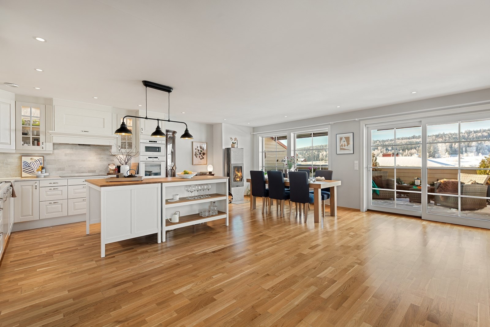 Åpen løsning til kjøkken og spisestue, gir en praktisk og sosial løsning. Galleribilde