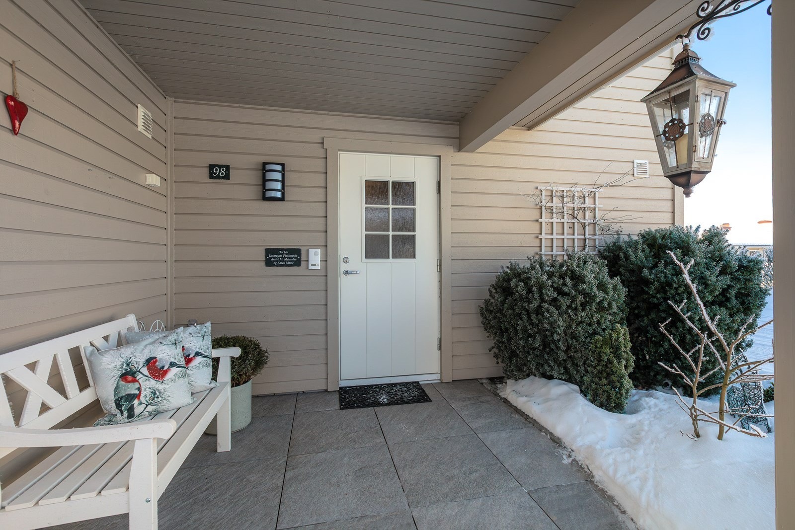 Velkommen inn! Boligen har et koselig inngangsparti med plass til møbler og planter for en imøtekommende atmosfære. Galleribilde