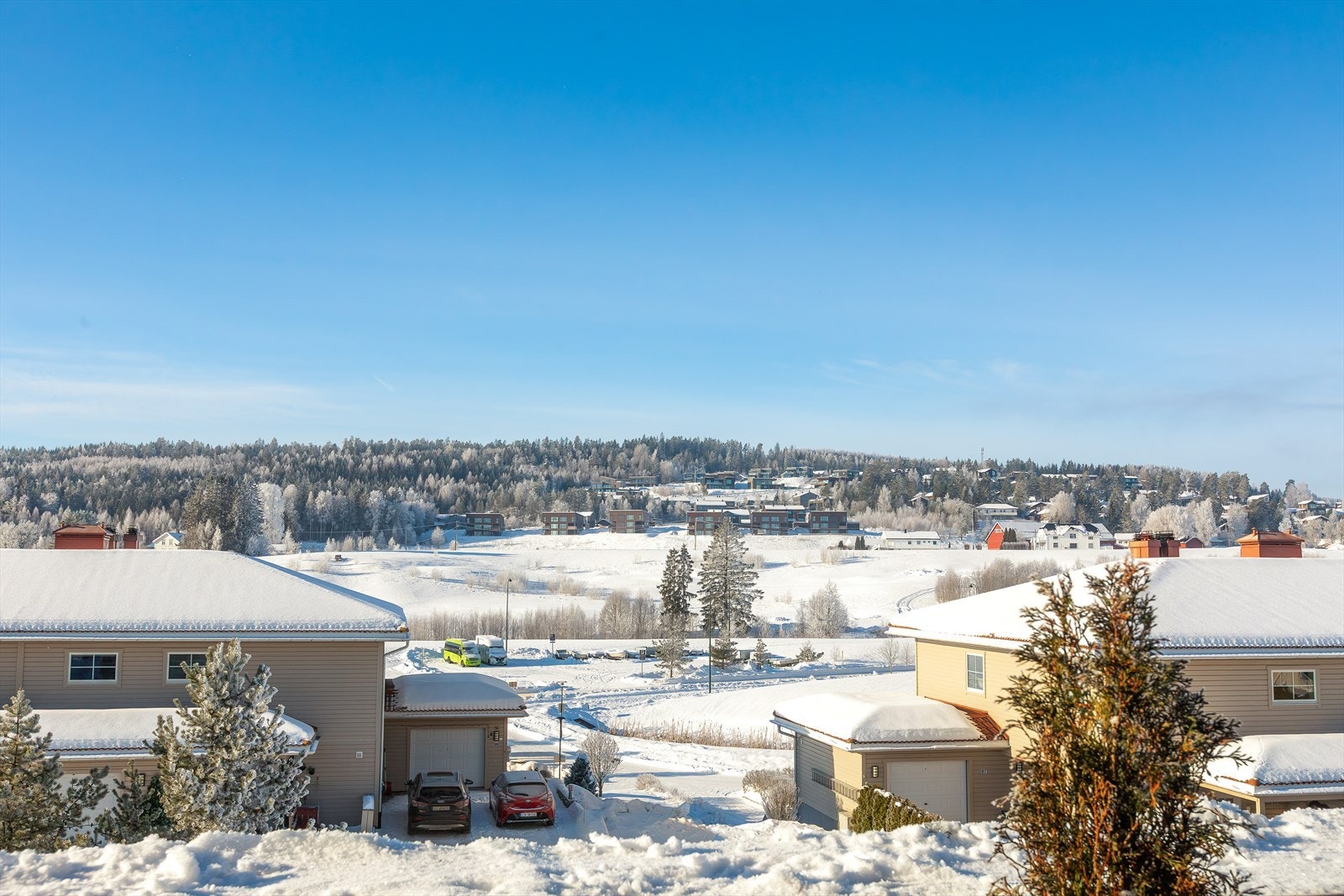 Boligen har en stor, solrik balkong med flott utsikt over golfbanen. Galleribilde