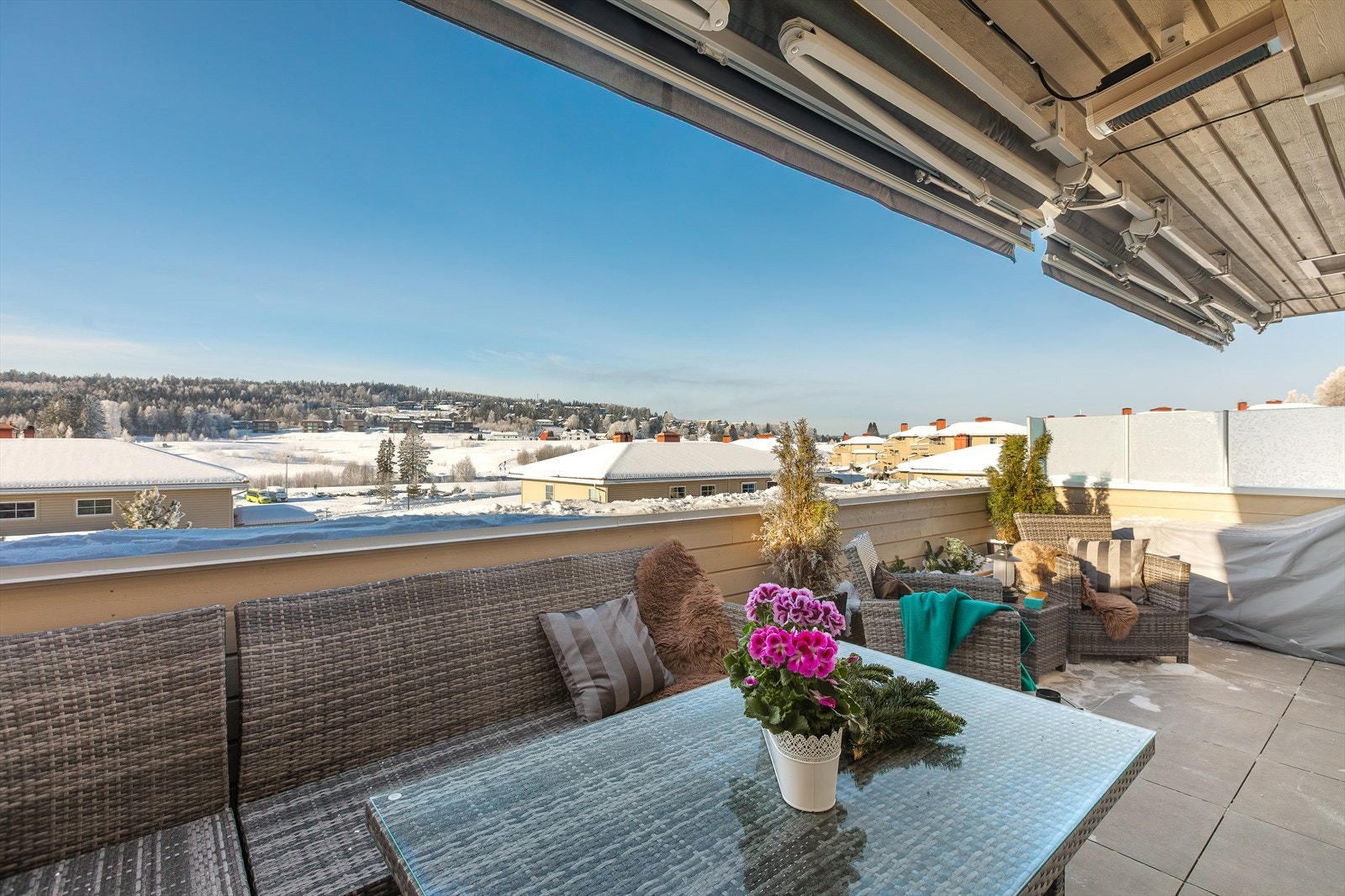 Hellelagt balkong på ca. 20 m² gir romslig uteområde med utsikt mot vakkert landskap. Galleribilde