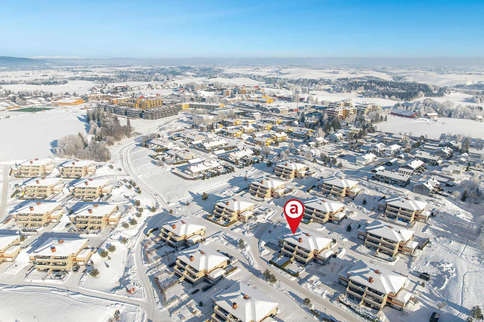 Boligen ligger med gangavstand til Ask sentrum - med "snarvei" man kan gå rett igjennom boligfeltet. Galleribilde