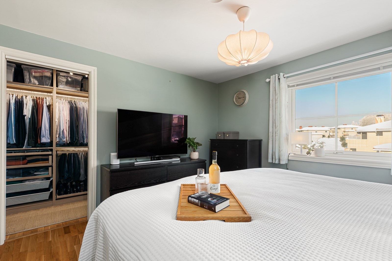 Omkledningsrommet har åpne garderobeløsninger med integrert LED-belysning, etablert i 2021. Galleribilde