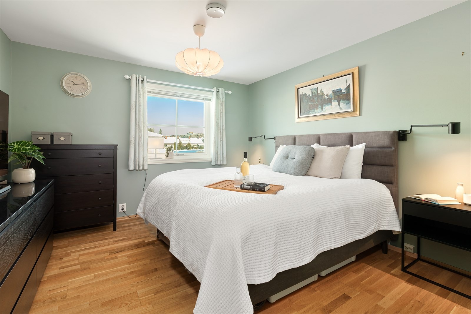 Stort og luftig hovedsoverom i en delikat, rolig grønnfarge, samt svært god plass til oppbevaring i tilhørende omkledningsrom. Galleribilde