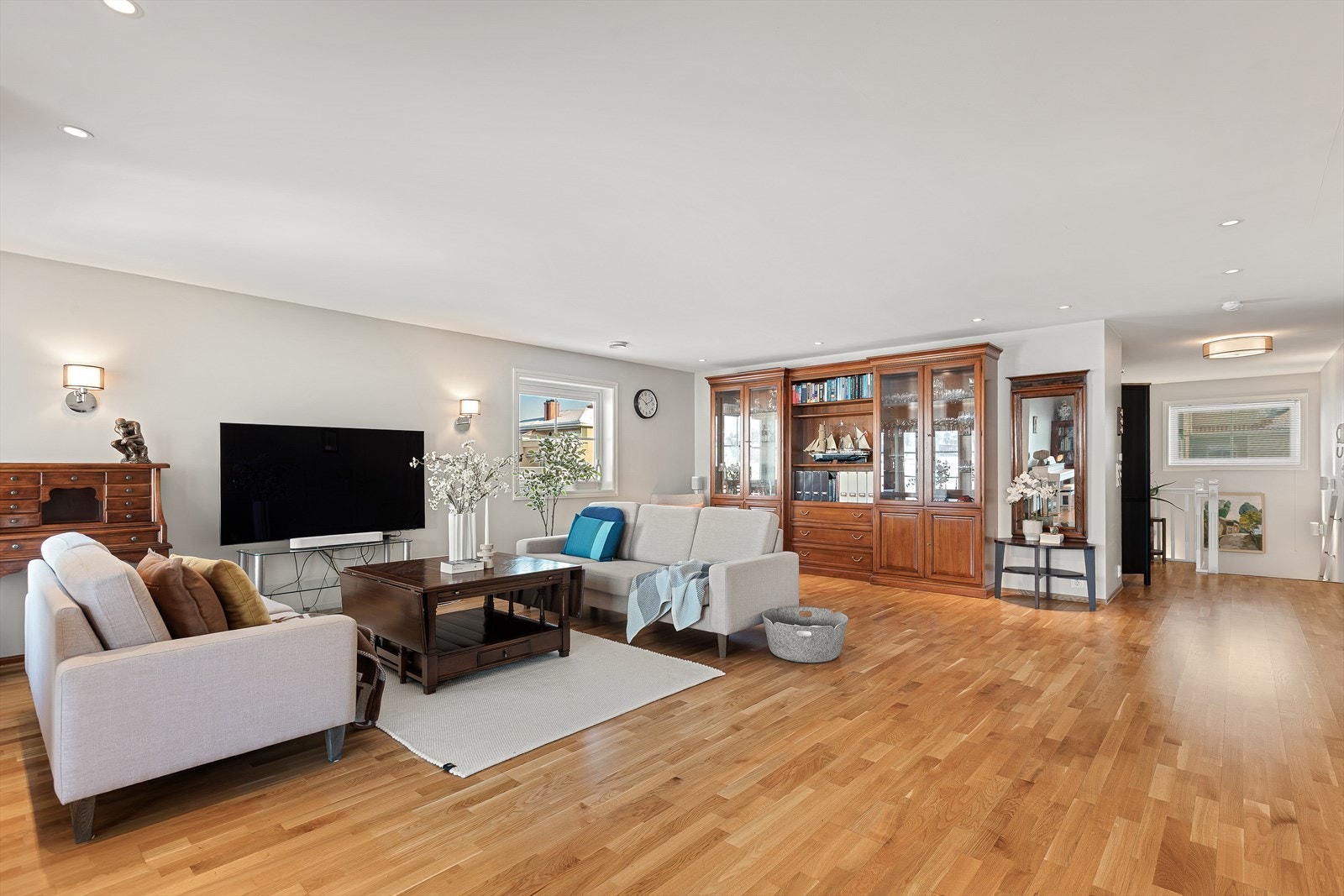 Det er gjennomgående, flott eikeparkett i hele leiligheten, noe som gir en varm og naturlig følelse. Galleribilde