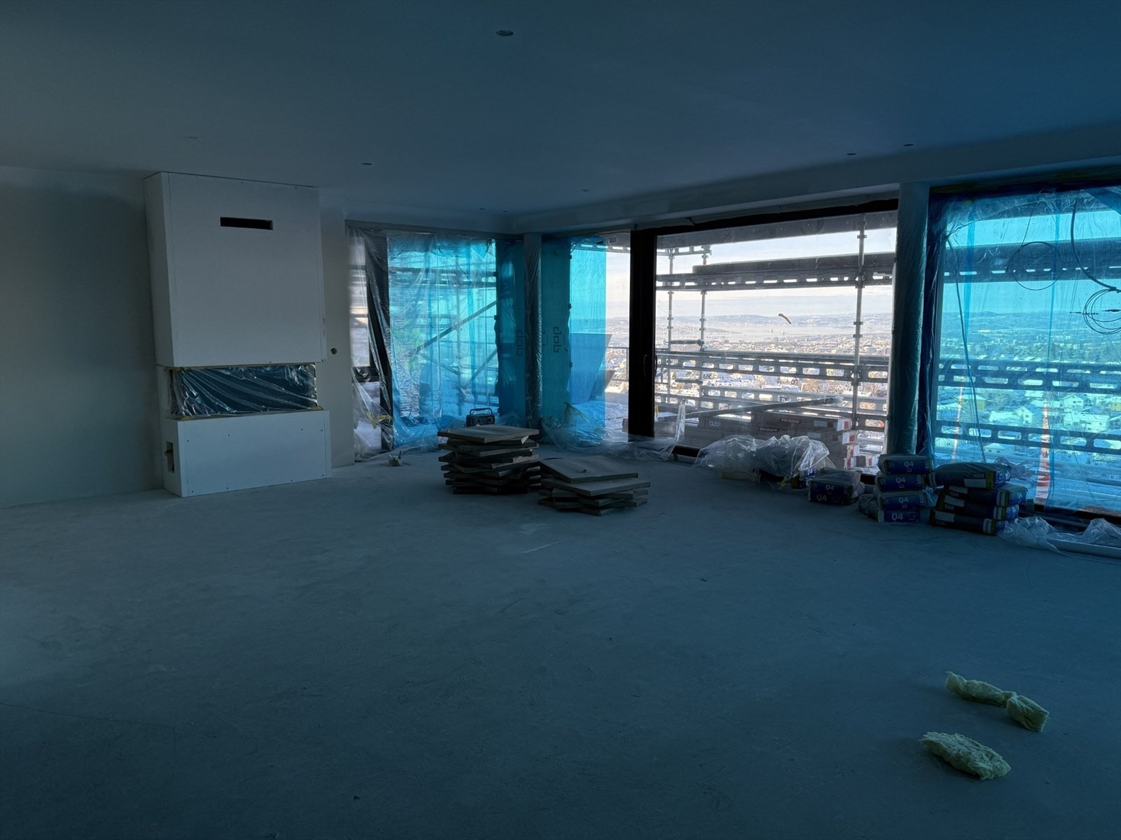 Stue A2 - fantastisk oppholdsrom med peis og panorama fjordutsikt! Boligen ferdigstilles før sommeren 2026. Galleribilde