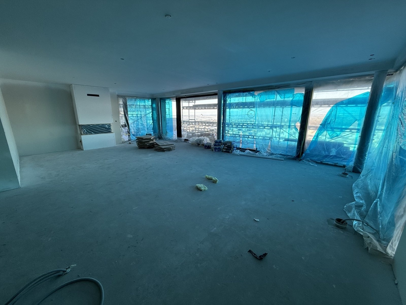 Stue A2 - fantastisk oppholdsrom med peis og panorama fjordutsikt! Per uke 9 males himlingen. Boligen ferdigstilles før sommeren 2026. Galleribilde