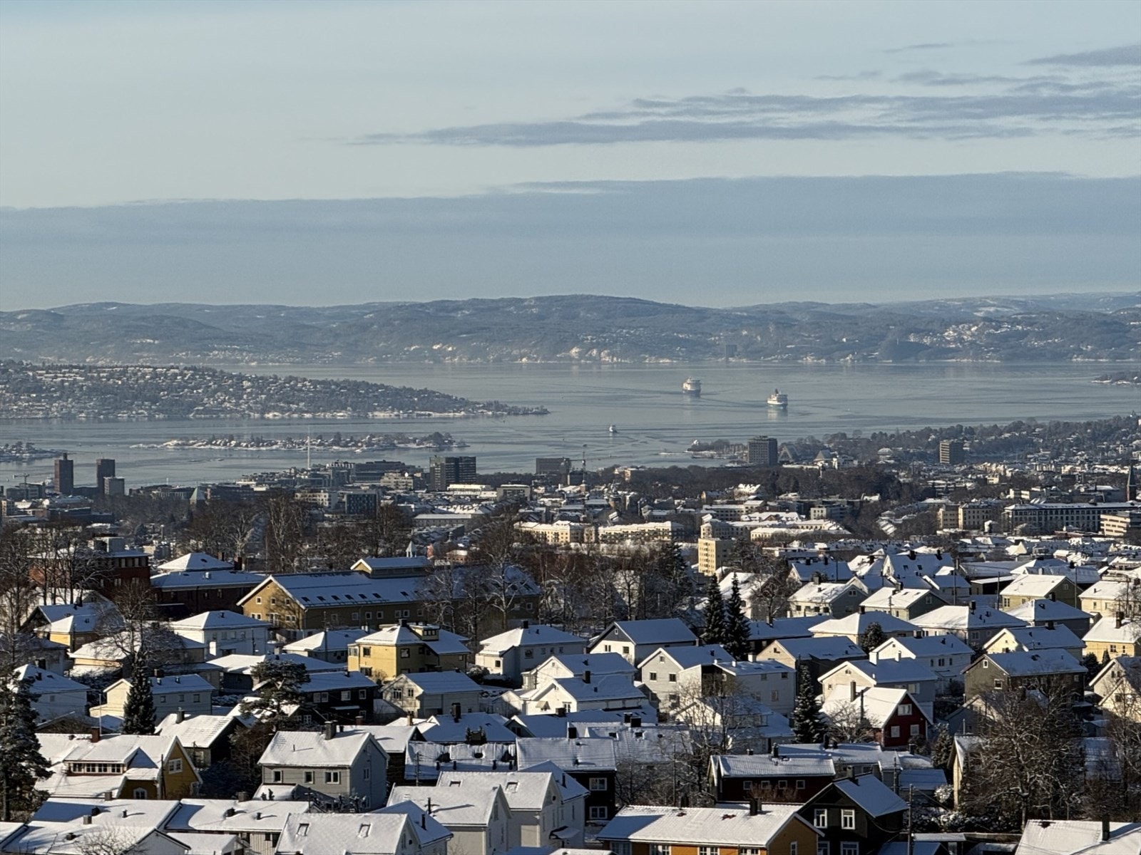 Unik panorama fjordutsikt fra leilighetens stue, spisestue og kjøkken - Leiligheten A2 ferdigstilles før sommeren 2026! Galleribilde