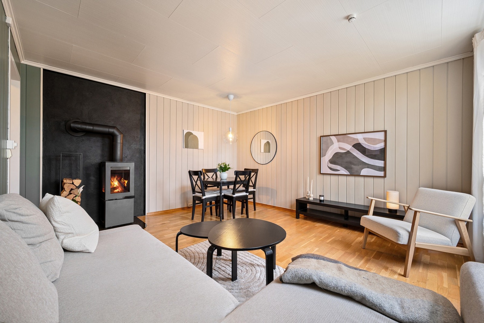 Flott stue som er lett å innrede med flere møbleringsmuligheter. Galleribilde