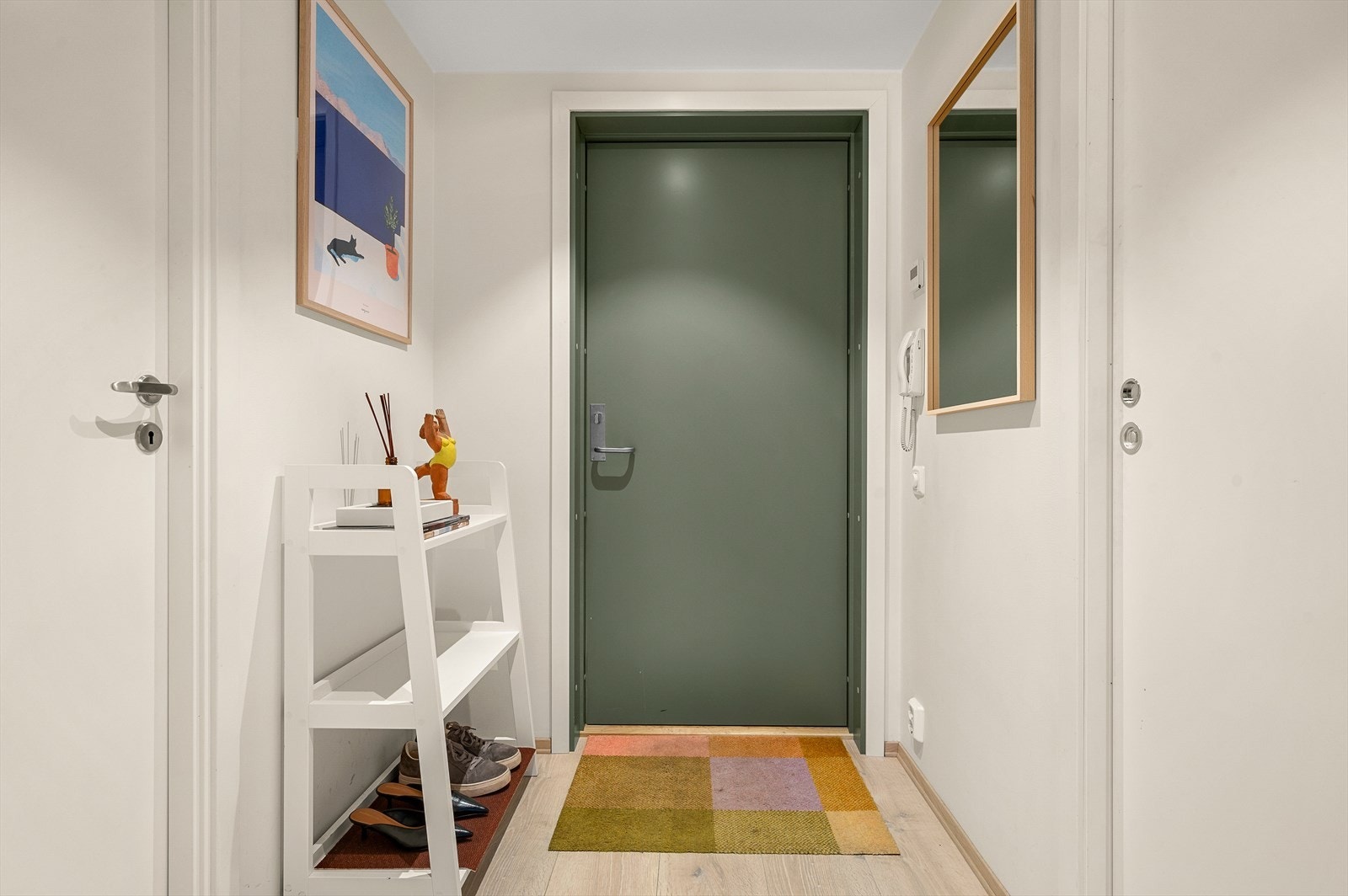 Gangen er på 2,5 m² og byr på direkte tilgang til både badet og en praktisk bod/garderobe på hele 4 m² Galleribilde